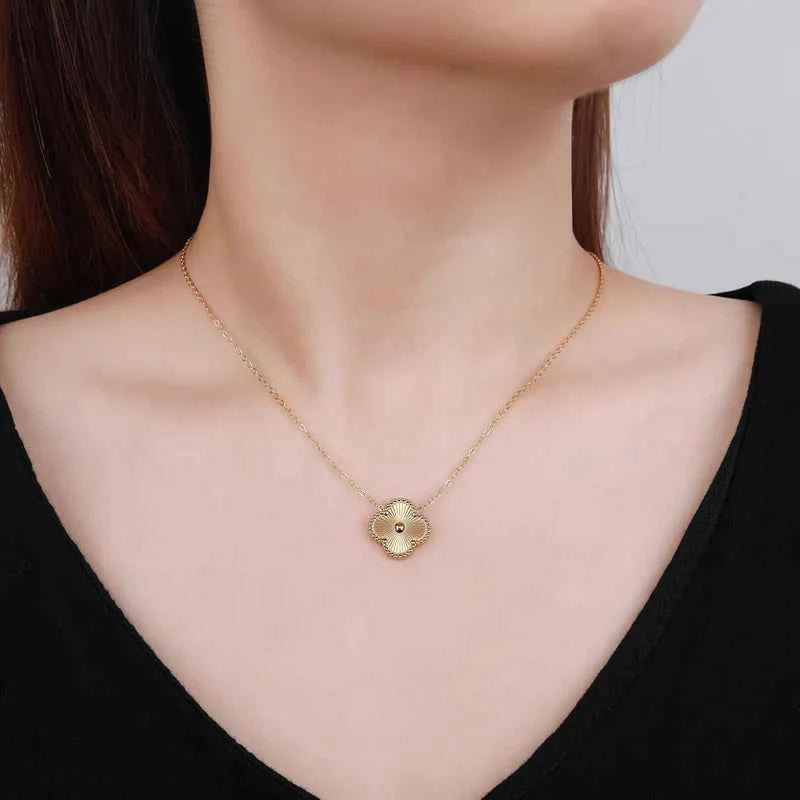 طوق قلادة برعم أربعة أوراق – رمز الحظ والتميز - Souqara.shop